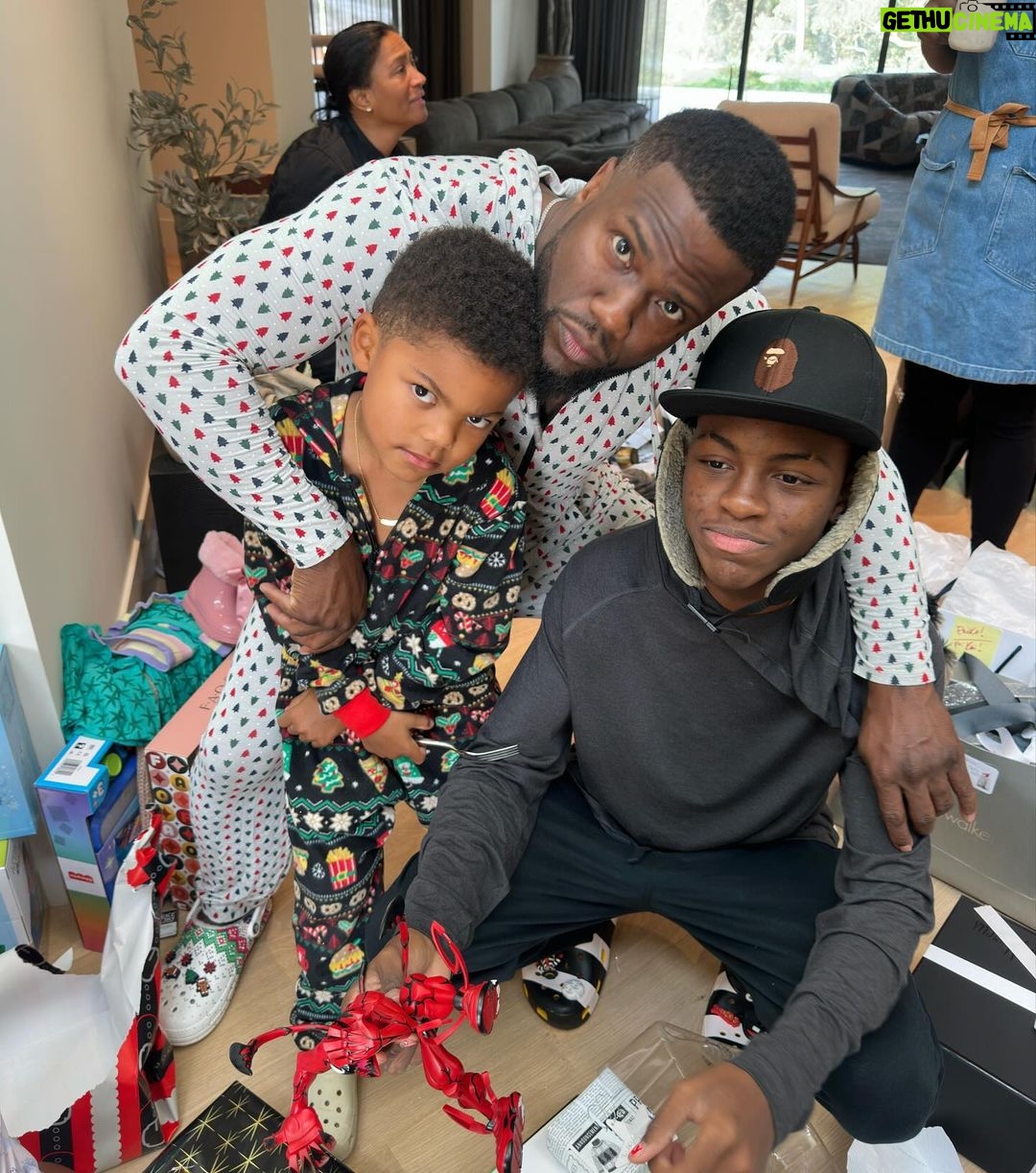 Kevin Hart - 502.7K Likes - Merry Christmas from the Harts β¦.Wishing you all a blessed and beautiful Holiday #LiveLoveLaugh