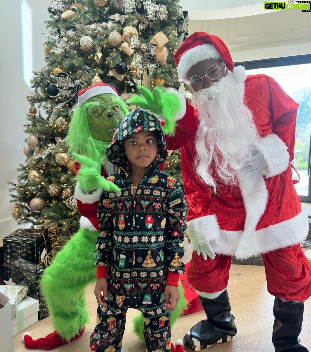 Kevin Hart - 502.7K Likes - Merry Christmas from the Harts β¦.Wishing you all a blessed and beautiful Holiday #LiveLoveLaugh