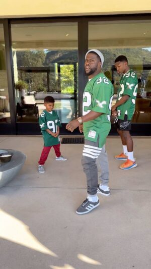 Kevin Hart Instagram - @funnybullqull__ …. The Hart men have officially responded 😂😂😂😂😂 E A G L E S 🦅’ssssss …. Happy Sunday People!!!!!!! #Harts