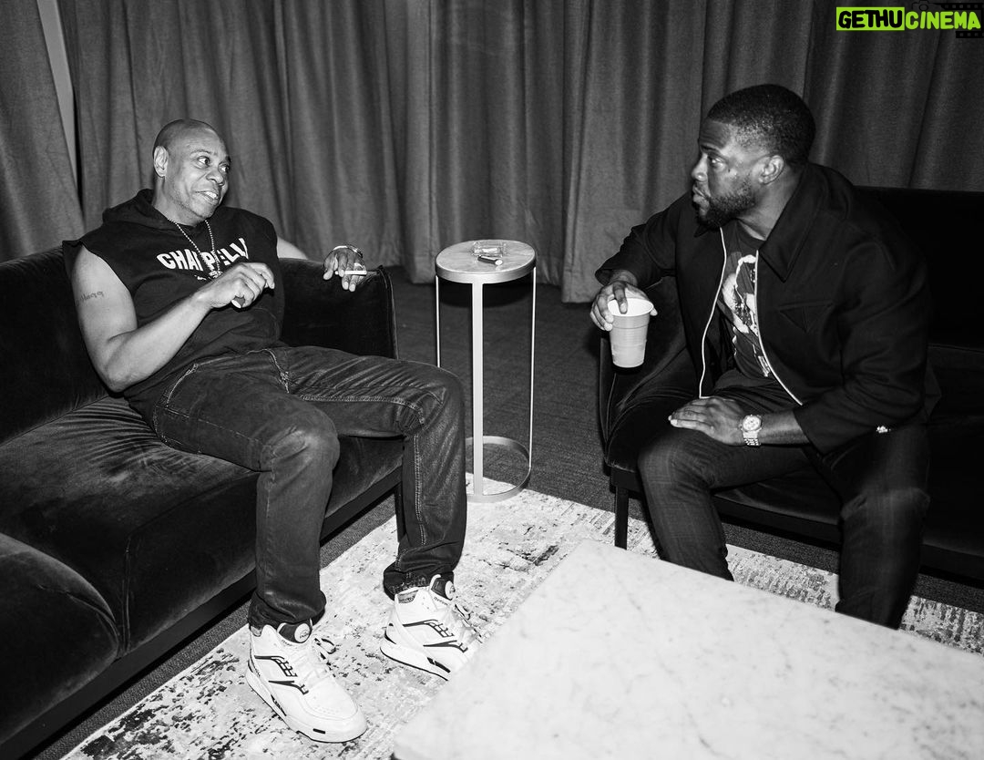 Kevin Hart Instagram - Nothing better than pulling up and showing my brother @davechappelle love…. What a night & What a show!!!!!!! Love my guy 💪🏾💪🏾💪🏾💪🏾 thank you for the pics @candytman #LiveLoveLaugh