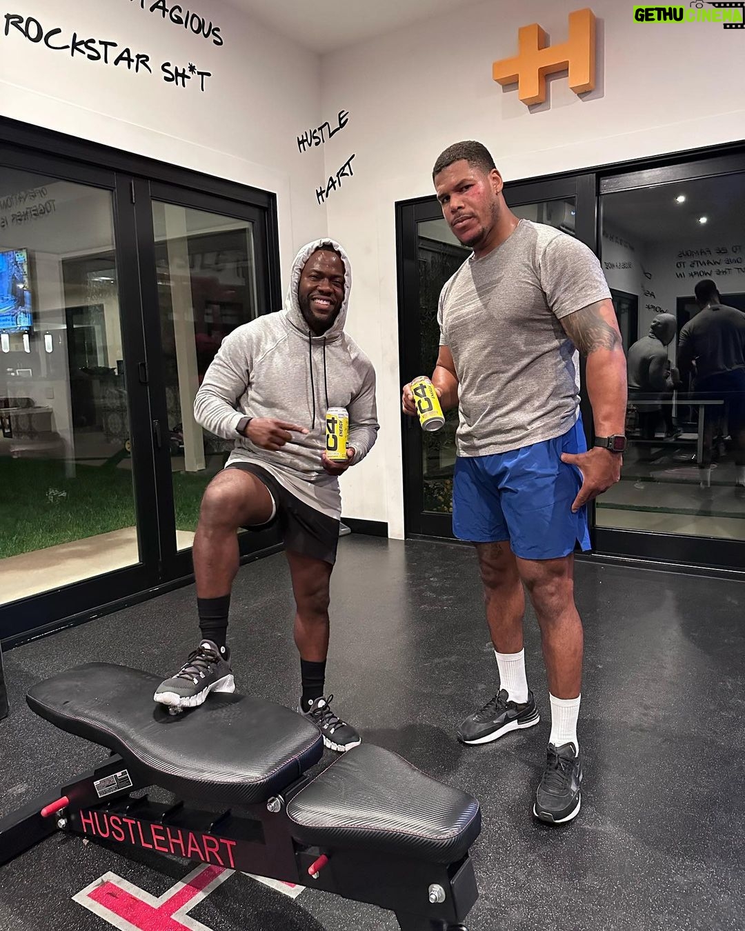 Kevin Hart Instagram - Getting after it requires energy…. @c4energy ….Started my morning with a bang 💪🏾💪🏾💪🏾💪🏾 #HustleHart