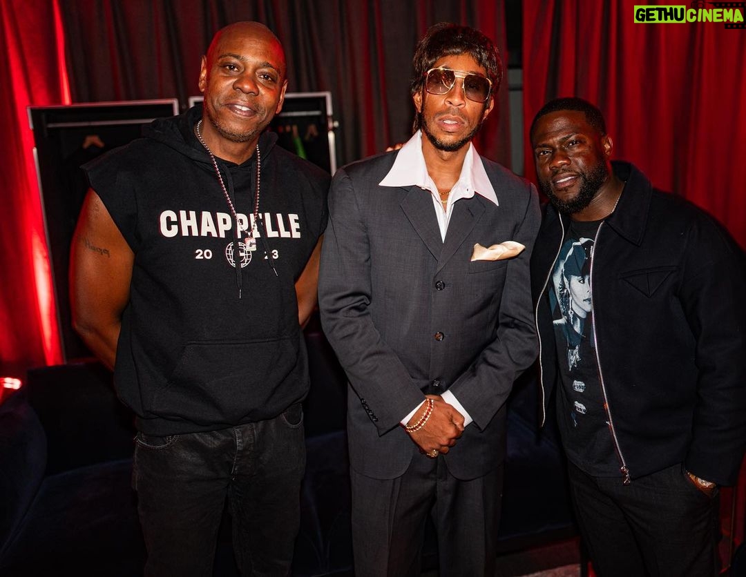 Kevin Hart Instagram - Nothing better than pulling up and showing my brother @davechappelle love…. What a night & What a show!!!!!!! Love my guy 💪🏾💪🏾💪🏾💪🏾 thank you for the pics @candytman #LiveLoveLaugh