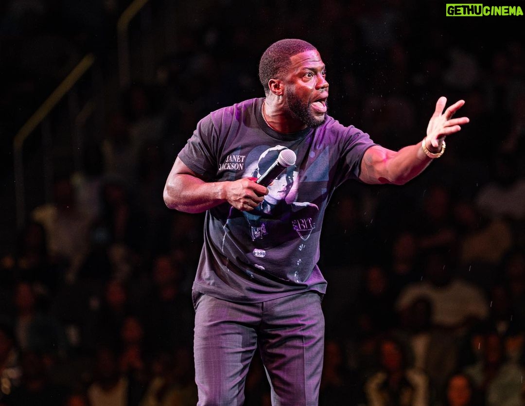 Kevin Hart Instagram - Nothing better than pulling up and showing my brother @davechappelle love…. What a night & What a show!!!!!!! Love my guy 💪🏾💪🏾💪🏾💪🏾 thank you for the pics @candytman #LiveLoveLaugh