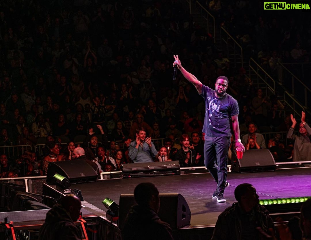 Kevin Hart Instagram - Nothing better than pulling up and showing my brother @davechappelle love…. What a night & What a show!!!!!!! Love my guy 💪🏾💪🏾💪🏾💪🏾 thank you for the pics @candytman #LiveLoveLaugh