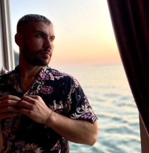 Kevin Miranda Instagram - ☀️Couché de soleil sur la baie d'Halong
J'ai mis ma plus belle chemise pour vous #maitresushi 

#voyage #trip #vietnam #viet #halongbay #photo #picoftheday #sushi #sunset #travel #love #picture #asia #cruise #nature