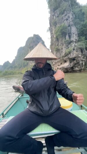 Kevin Miranda Instagram - ✌️🇻🇳 

#vietnam #hat #mortalkombat #nature #reels #reelsinstagram #video #viet #landscape #tour #ninhbinh