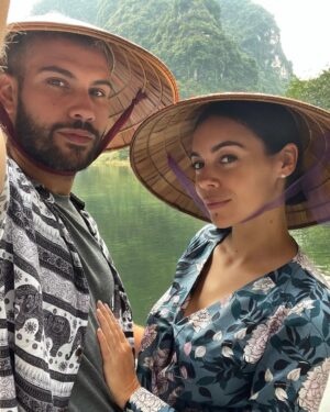 Kevin Miranda Instagram - 🎉 Je nous souhaite une putain d'année 2023 à tous 

Que cette année se place sous le signe de la Vérité, de l'Amour, du Courage et de la Solidarité 

♥️ Malgré tout ce qui nous divise, il y a infiniment + de choses qui nous rassemblent

🤜 On est ENSEMBLE 🤛

#bonneannée #lafamille #2023 #ensemble #solidarité #courage #goodyear #couple #picture #photography #photo #bonneannee