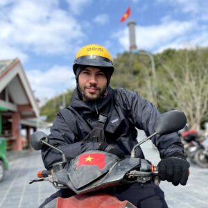 Kevin Miranda Instagram - 🇻🇳 L'une de mes + belles expériences de voyage : faire la boucle de Ha Giang au Nord du Vietnam en scooter jusqu'à la frontière chinoise 

🤩 C'est à couper le souffle, si vous en avez la possibilité : FONCEZ 

♥️ @sarahynob 

#vietnam #viet #hagiang #paysage #scooter #road #goals #mountains #picture #photo #travel #trip #go