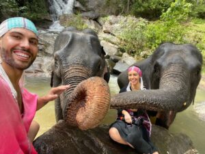 Kevin Miranda Instagram - Une journée avec les éléphants qui restera gravée dans nos mémoires 
@sarahynob ♥️

🐘 On rêvait de pouvoir passer un moment avec les éléphants mais on ne voulait pas nourrir un business touristique qui les maltraite 

Par chance on a rencontré un "jungle man" de la tribu Karen, un peuple qui vit avec les éléphants de génération en génération 

Si vous êtes près de Chiang Mai au nord de la Thaïlande et que vous souhaitez vivre une expérience unique : @elephants_at_home 🙏

#thailande #chiangmai #animal #karentribe #pix #photo #picture #waterfall #north #thailand #thai #instamood #trip #couplegoals #love #adventure