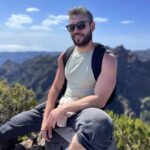 Kevin Miranda Instagram - ⛰️ Je comprends de + en + le délire de grimper des sommets Emprunter une route pour empreindre ma route C'est long et dur mais arriver au top procure un sentiment puissant et la vue d'en haut est une récompense indescriptible Je pense que c'est pareil avec la Vérité Il faut suivre un chemin particulier pour la trouver et ça aide toujours de prendre de la hauteur 👁️ Y'a des grimpeurs et des chercheurs de Vérité par ici ? #sommet #picoarriero #picoruivo #madeira #grimper #marcher #trekking #hiking #aventure #photo #photooftheday #pix #horizon #nature #verite #quest #ensemble #chemin #route