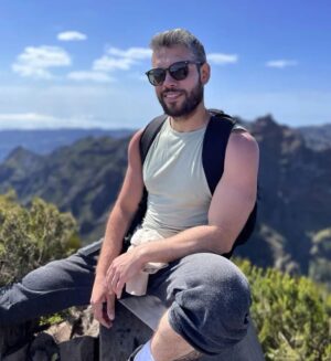 Kevin Miranda Instagram - ⛰️ Je comprends de + en + le délire de grimper des sommets
Emprunter une route pour empreindre ma route 

C'est long et dur mais arriver au top procure un sentiment puissant et la vue d'en haut est une récompense indescriptible

Je pense que c'est pareil avec la Vérité
Il faut suivre un chemin particulier pour la  trouver et ça aide toujours de prendre de la hauteur 

👁️ Y'a des grimpeurs et des chercheurs de Vérité par ici ? 

#sommet #picoarriero #picoruivo #madeira #grimper #marcher #trekking #hiking #aventure #photo #photooftheday #pix #horizon #nature #verite #quest #ensemble #chemin #route