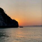 Kevin Miranda Instagram - ☀️Couché de soleil sur la baie d'Halong J'ai mis ma plus belle chemise pour vous #maitresushi #voyage #trip #vietnam #viet #halongbay #photo #picoftheday #sushi #sunset #travel #love #picture #asia #cruise #nature