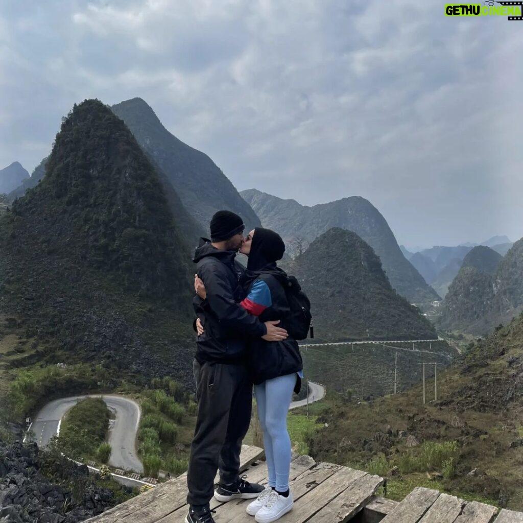 Kevin Miranda Instagram - 🇻🇳 Dans les montagnes au Nord du Vietnam ♥️ @sarahynob #vietnam #hills #trip #ride #mountains #hmong #travel #photo #instadaily #couple #love #picture #photooftheday #ensemble #enblesem