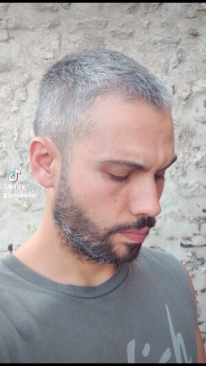 Kevin Miranda Instagram - 🥕 La sens tu ?
🥕 Nouvelle collection automne-hiver 

🥰 TikTok @kadnarim

#video #reels #carotte #masque #nouvellecollection #automne #hiver #sortezcouverts #ensemble #vidoftheday #videodujour #disquette #vague #nouvellevague #variant #stop