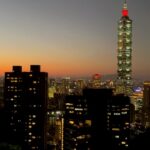 Kevin Miranda Instagram – Elephant Mountain (Xiangshan Hiking Trail) ou le meilleur endroit de Taipei pour profiter d’un coucher de soleil sur les toits de la capitale 🌆

#taiwan #taipei #taipei101 #taiwantravel #taiwantourism #taiwantourisme #taipeitravel #sunset #cityviews #asiatravel #asiatrip Taipei 101, Taiwan