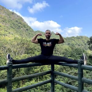 Kevin Miranda Instagram - 💪 Hommage au grand Jean Claude 

C'est toujours une question de perspective 😁✌️

🔥 Faut faire un grand écart entre ce qu'on te met sous les yeux et la réalité 

GO ▶️ @kagenews

#jcvd #jeanclaudevandamme
#vietnam #viet #grandecart
#perspective #photo #picture #photooftheday #instagood #instadaily #trip #travel #asia