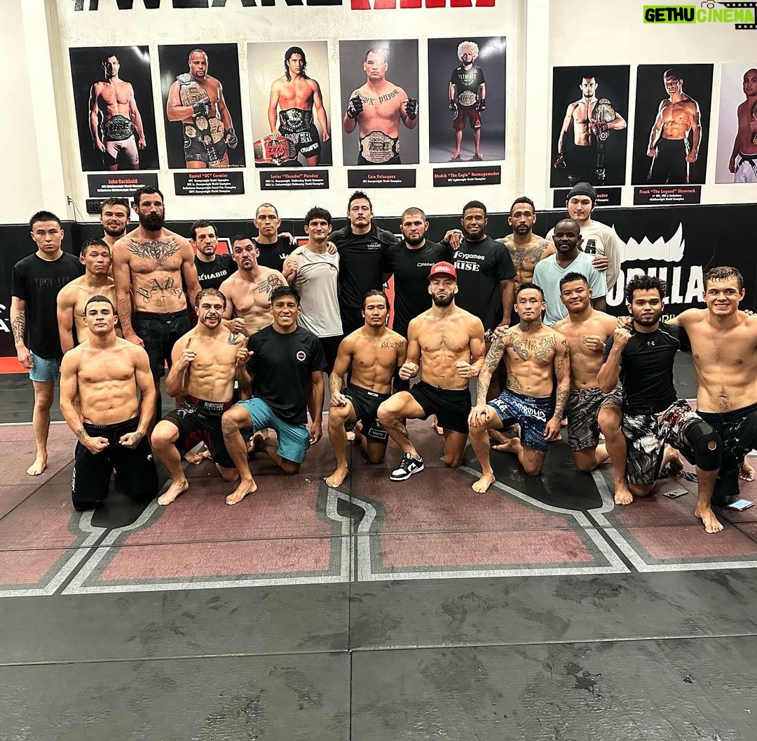 Khabib Nurmagomedov Instagram - Мое пятидневное нахождение в СанХосе подошло к концу. На этой фотке ребята с разных уголков мира, постараюсь написать все страны: Japan, Usa, Russia, Uruguay, Peru, Brazil, Mexico, Ukraine, Saudi Arabia, Philippines, Taiwan, Bosnia and Herzegovina и т д. Спорт объединяет 🫂🤝 AKA Gym