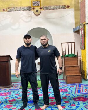 Khabib Nurmagomedov Instagram - Проезжая Лакский район с @islam_makhachev не смогли проехать  мимо такого исторического места.

Кумухская джума-мечеть — одна из первых мечетей Дагестана и Кавказа. 

Мечеть построена в 8 веке 👌🤲

Читайте историю и любите Родину.
