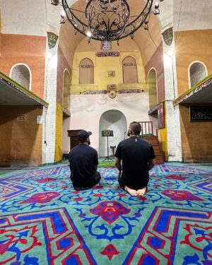 Khabib Nurmagomedov Instagram - Проезжая Лакский район с @islam_makhachev не смогли проехать  мимо такого исторического места.

Кумухская джума-мечеть — одна из первых мечетей Дагестана и Кавказа. 

Мечеть построена в 8 веке 👌🤲

Читайте историю и любите Родину.