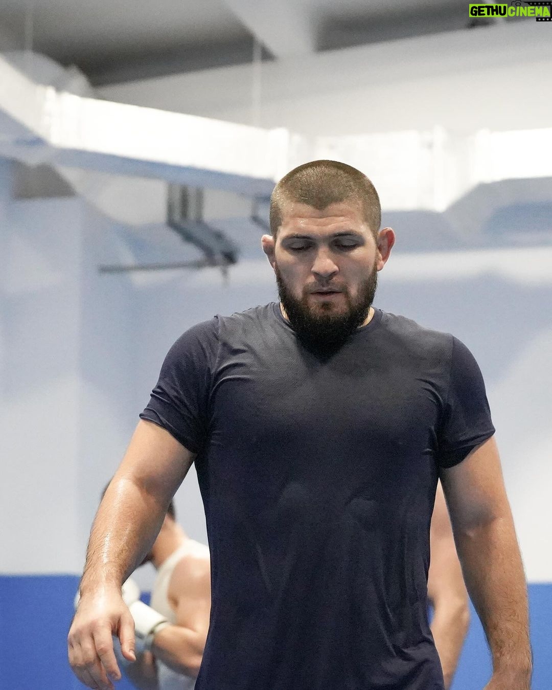 Khabib Nurmagomedov Instagram - Сам держусь а также делюсь …