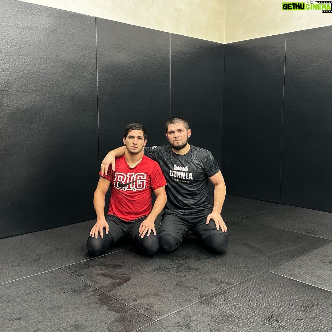 Khabib Nurmagomedov Instagram - Младший просто еще не полностью понял, но он на пути )))