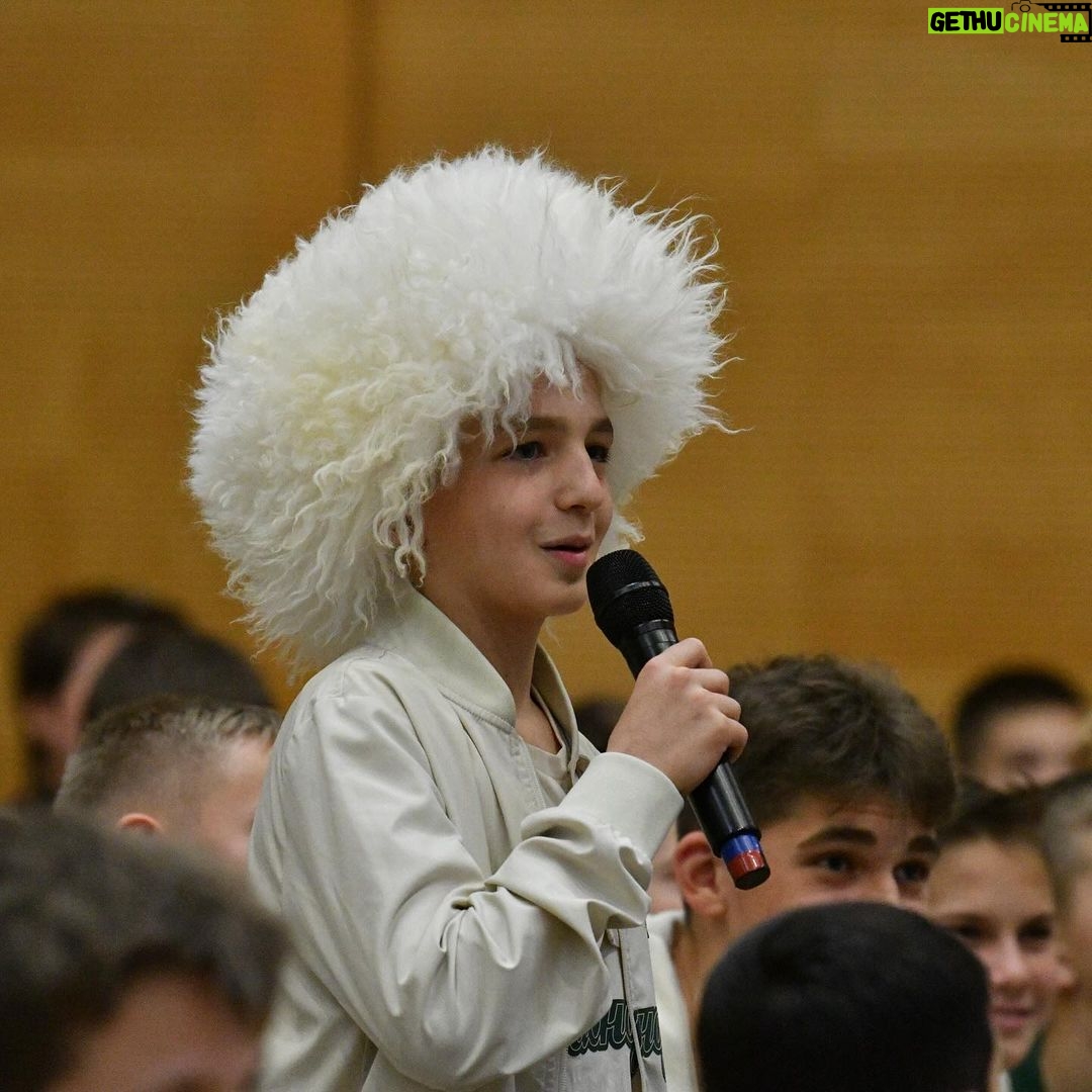 Khabib Nurmagomedov Instagram - Самые интересные и искренние встречи бывают с детьми 🤝🫂 Больше всех внимание нужно - Детям, не упускайте своих детей.