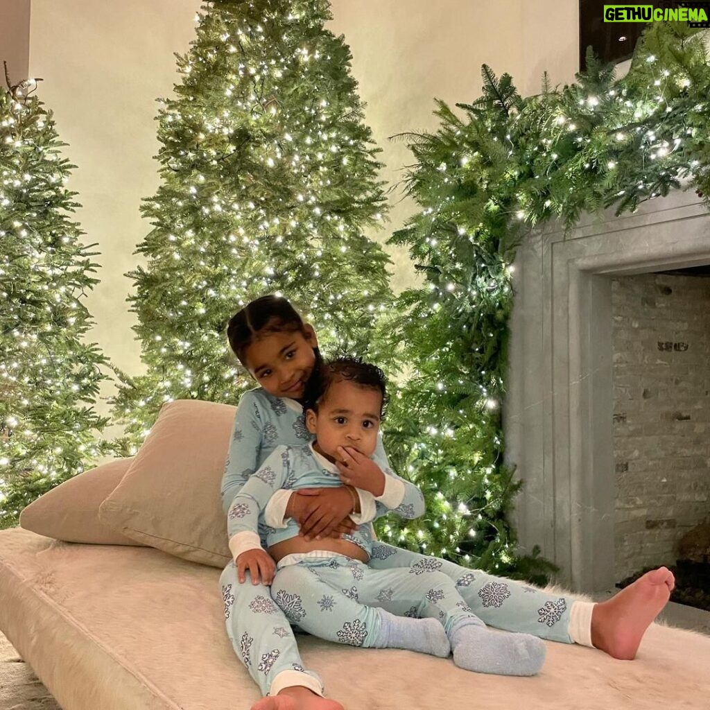 Khloé Kardashian Instagram - The MOST magical time of year!!! We are in the Christmas spirit in our Christmas pajamas and our Christmas dance moves 🎄🎄 🤶🏼🤶🏼🎅🏼🎅🏼♥♥🎄🎄 pajamas: @zipnbear