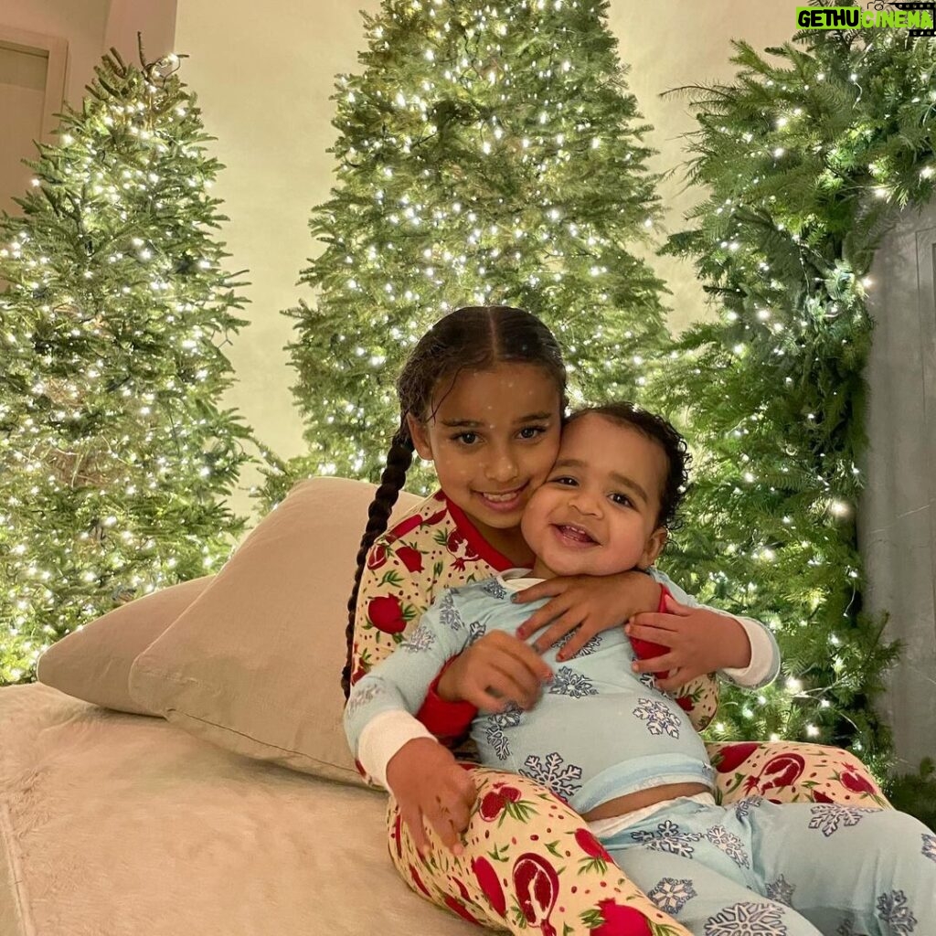 Khloé Kardashian Instagram - The MOST magical time of year!!! We are in the Christmas spirit in our Christmas pajamas and our Christmas dance moves 🎄🎄 🤶🏼🤶🏼🎅🏼🎅🏼♥️♥️🎄🎄 pajamas: @zipnbear