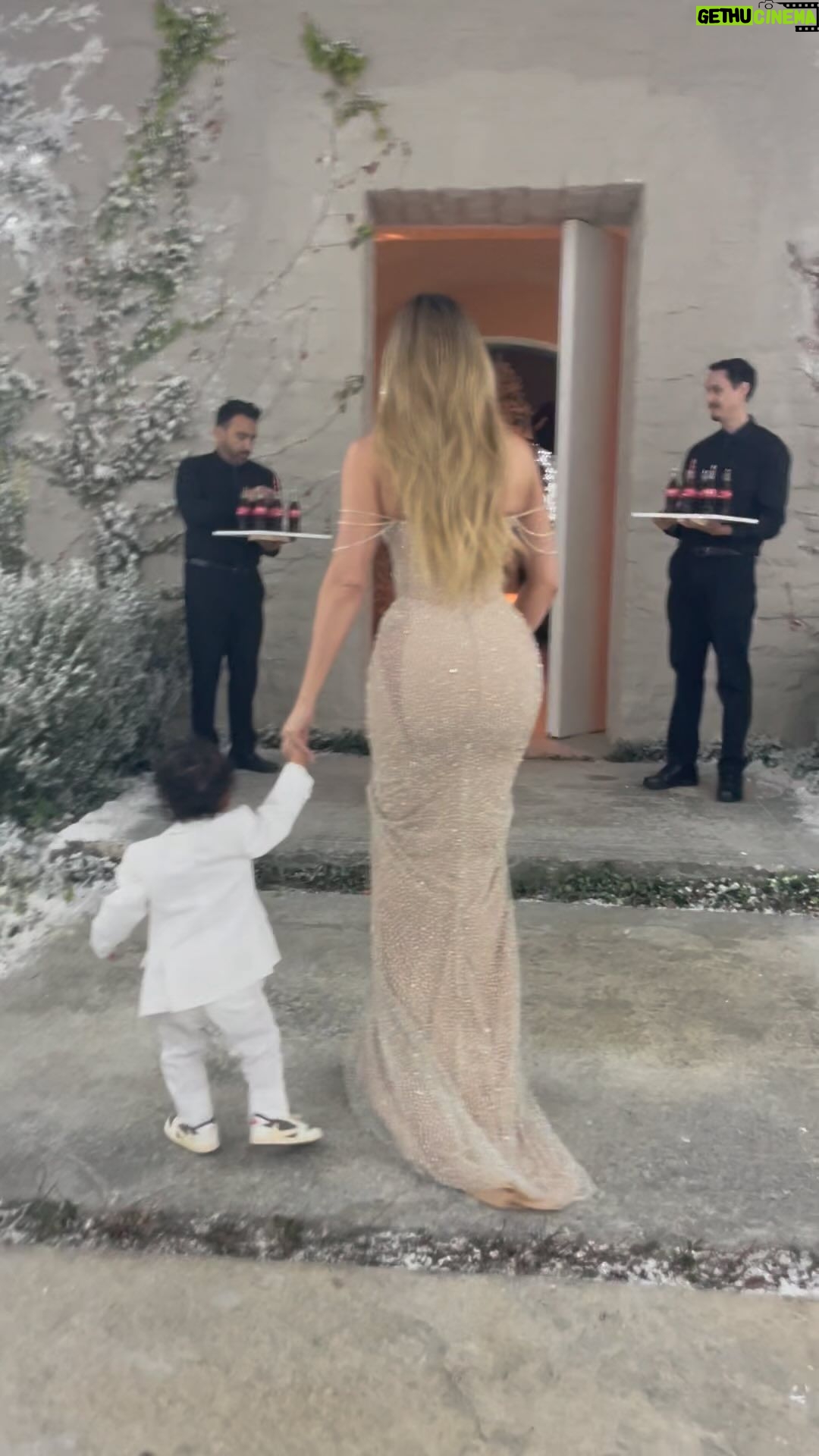 Khloé Kardashian Instagram - The way they love him 🥰