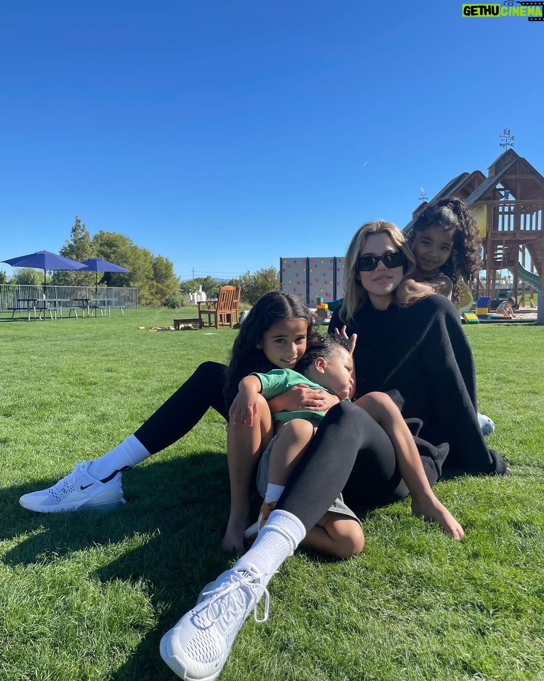 Khloé Kardashian Instagram - I can’t imagine trying to take a Christmas card 🎄🎅🏽♥️ I can’t get everyone to look at the same time hehe!