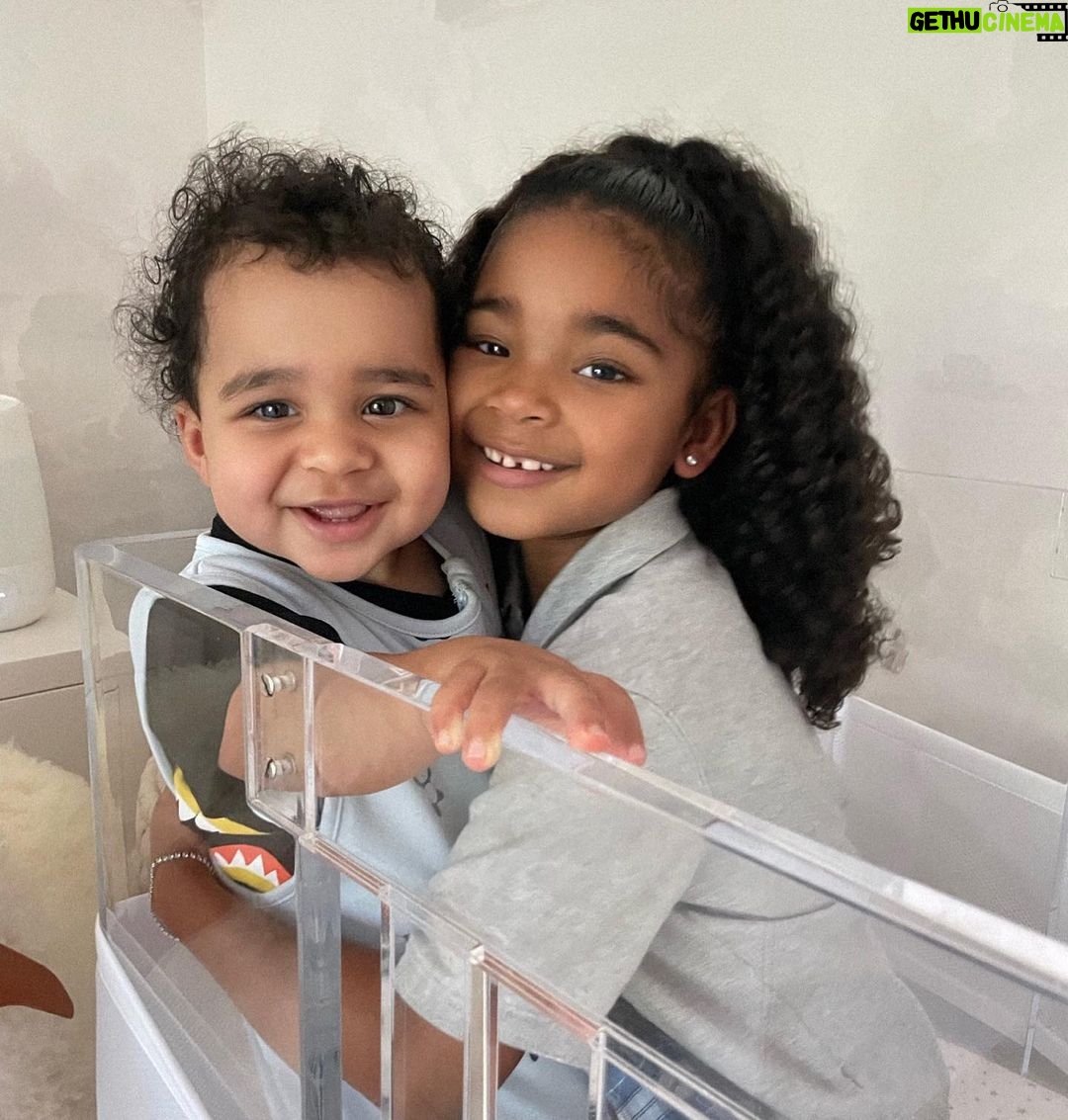 Khloé Kardashian Instagram - My babies 🩵🩷🙏🏽🥹🩵🩷