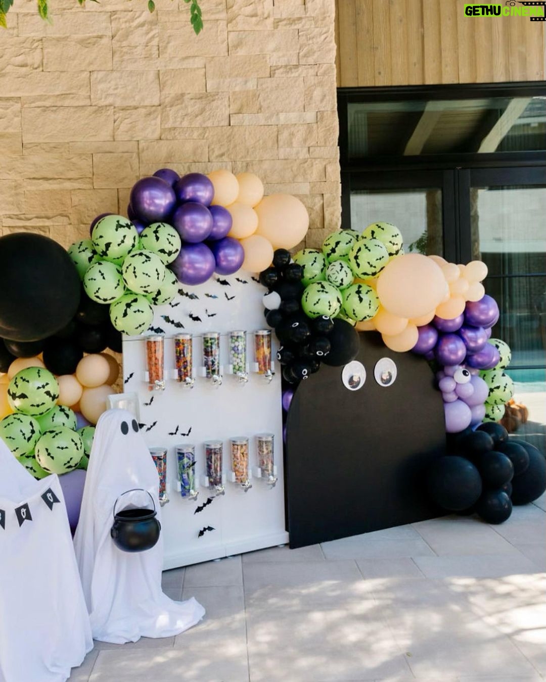 Khloé Kardashian Instagram - 🧡🎃 our annual pumpkin decorating party 🎃🧡 Balloons and event - @wildchildparty Crafts - @little_artist_party Candy wall - @thecandycoach Desserts - @cakegourmetsugarservice Kids chairs - @platinumprophouse Signage - @creativeamme
