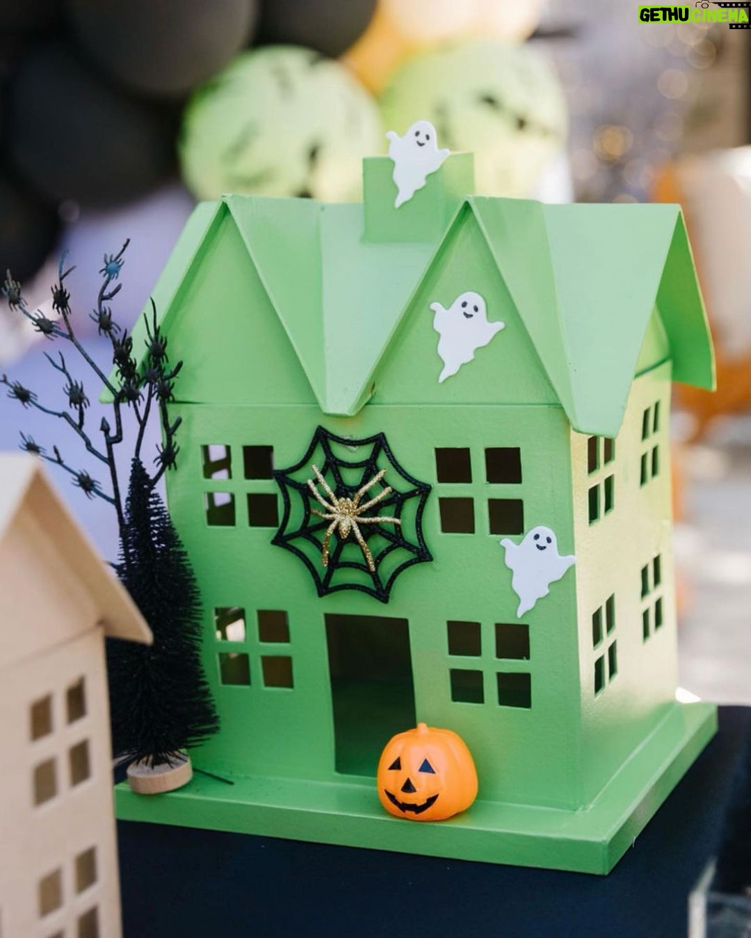 Khloé Kardashian Instagram - 🧡🎃 our annual pumpkin decorating party 🎃🧡 Balloons and event - @wildchildparty Crafts - @little_artist_party Candy wall - @thecandycoach Desserts - @cakegourmetsugarservice Kids chairs - @platinumprophouse Signage - @creativeamme