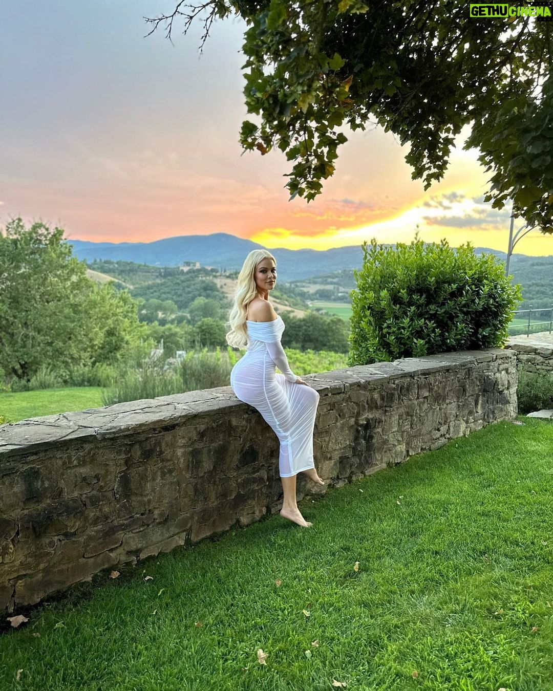 Khloé Kardashian Instagram - I’ll never get tired of watching the sunset 🤍☁️