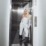Khloé Kardashian Instagram - 🩶
