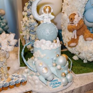 Khloé Kardashian Instagram - 🩵Love is in the details 🩵 Couldn’t do this without my angel @mindyweiss and @andrew_mindyweiss Delicious themed Food 👩‍🍳 @chefkla Photographer 📸 @johnandjoseph All little signs and details @creativeamme Balloons, jet packs, Tatum step and repeat @wildchildparty Kids Crafts @little_artist_party Cake and Dessert Table @cakegourmetsugarservice