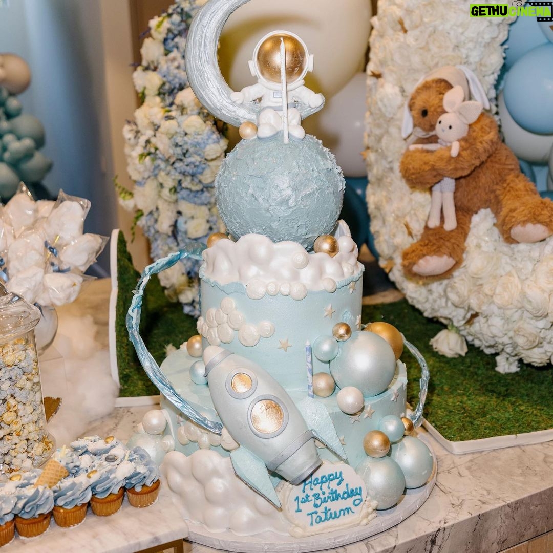 Khloé Kardashian Instagram - 🩵Love is in the details 🩵 Couldn’t do this without my angel @mindyweiss and @andrew_mindyweiss Delicious themed Food 👩🍳 @chefkla Photographer 📸 @johnandjoseph All little signs and details @creativeamme Balloons, jet packs, Tatum step and repeat @wildchildparty Kids Crafts @little_artist_party Cake and Dessert Table @cakegourmetsugarservice