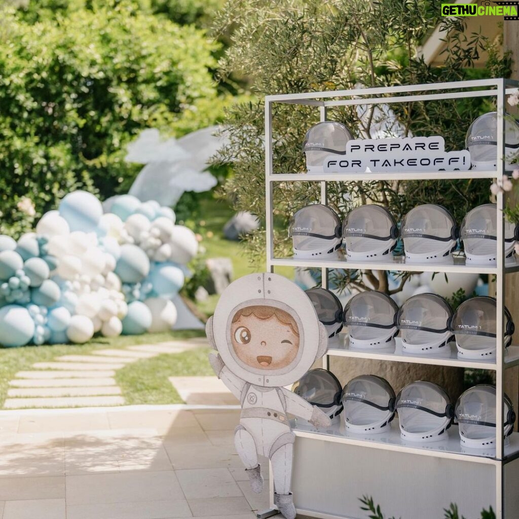 Khloé Kardashian Instagram - 🩵Love is in the details 🩵 Couldn’t do this without my angel @mindyweiss and @andrew_mindyweiss Delicious themed Food 👩‍🍳 @chefkla Photographer 📸 @johnandjoseph All little signs and details @creativeamme Balloons, jet packs, Tatum step and repeat @wildchildparty Kids Crafts @little_artist_party Cake and Dessert Table @cakegourmetsugarservice
