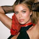 Khloé Kardashian Instagram - 💋 @tmrwmag 📸 @gregswalesart 💄 @ash_kholm @hairinel