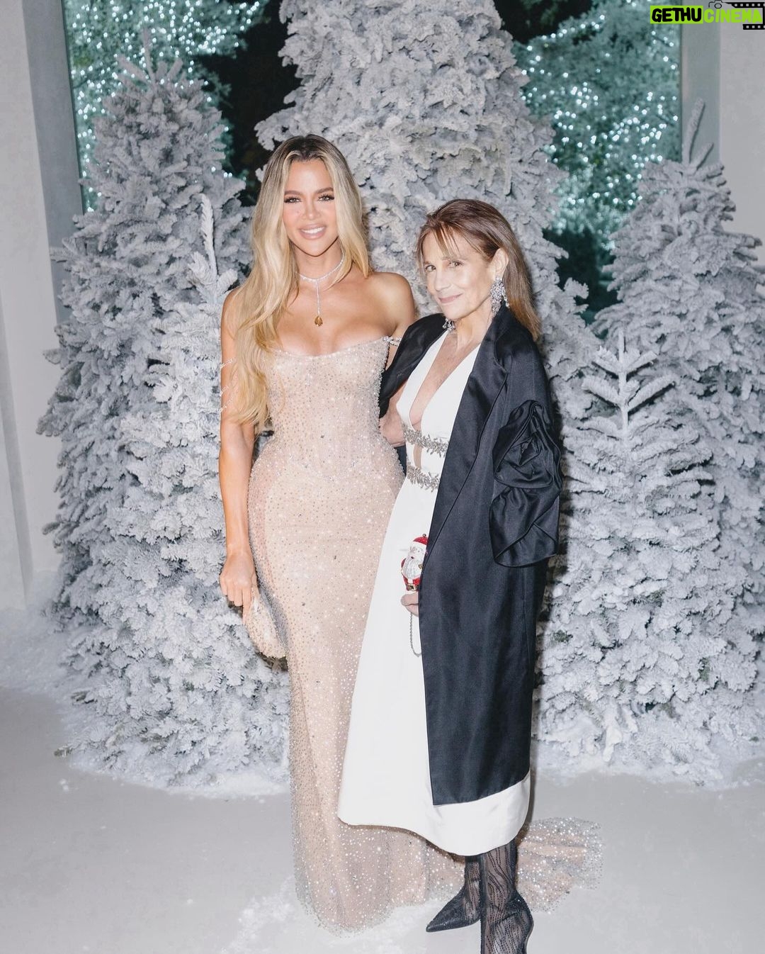 Khloé Kardashian Instagram - 🤍 until next year