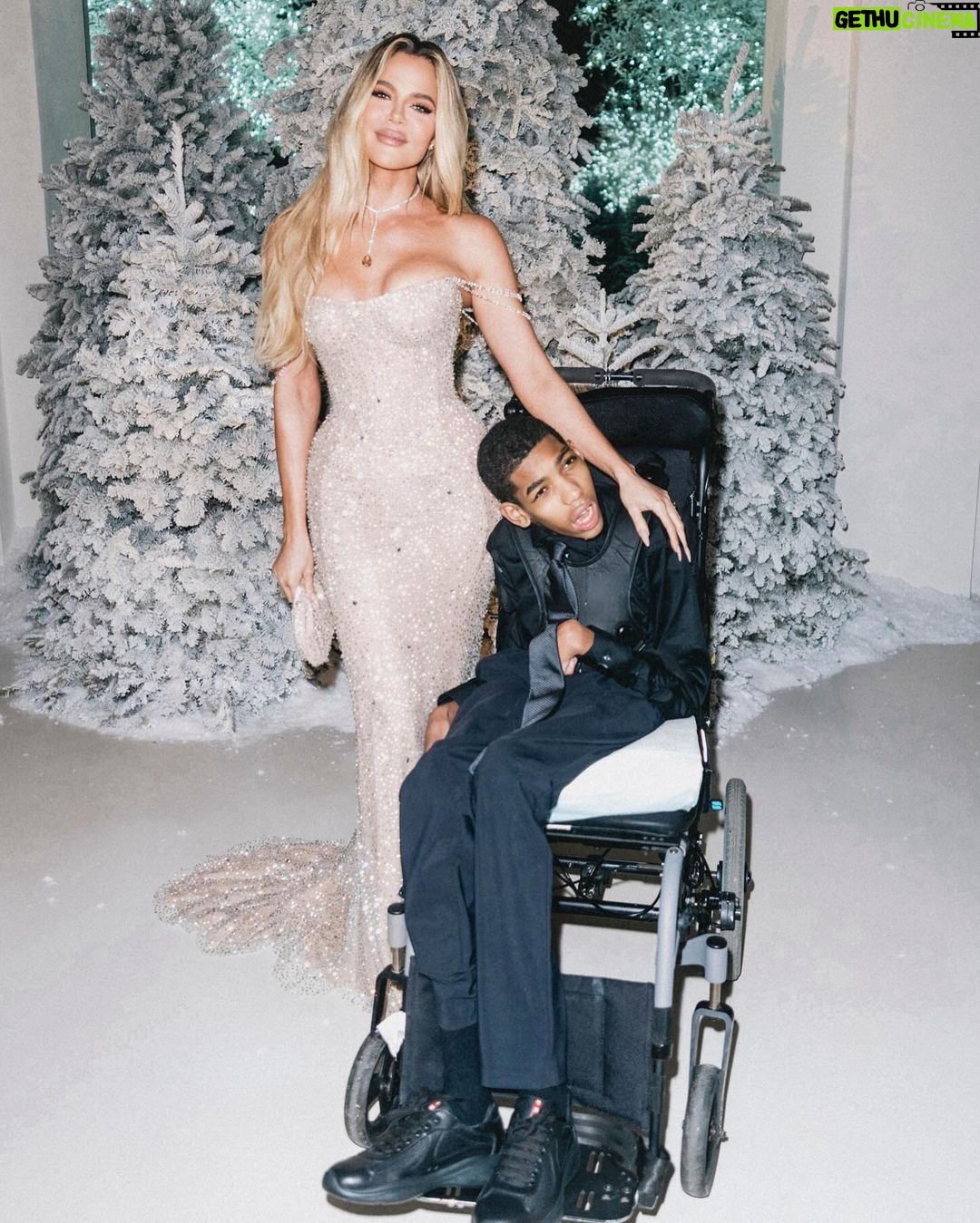 Khloé Kardashian Instagram - Christmas 2023 🩶🎄♥️