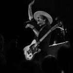 Kiefer Sutherland Instagram - The Austin audience was amazing! What a pleasure. Next stop Spring TX @doseydoecoffee