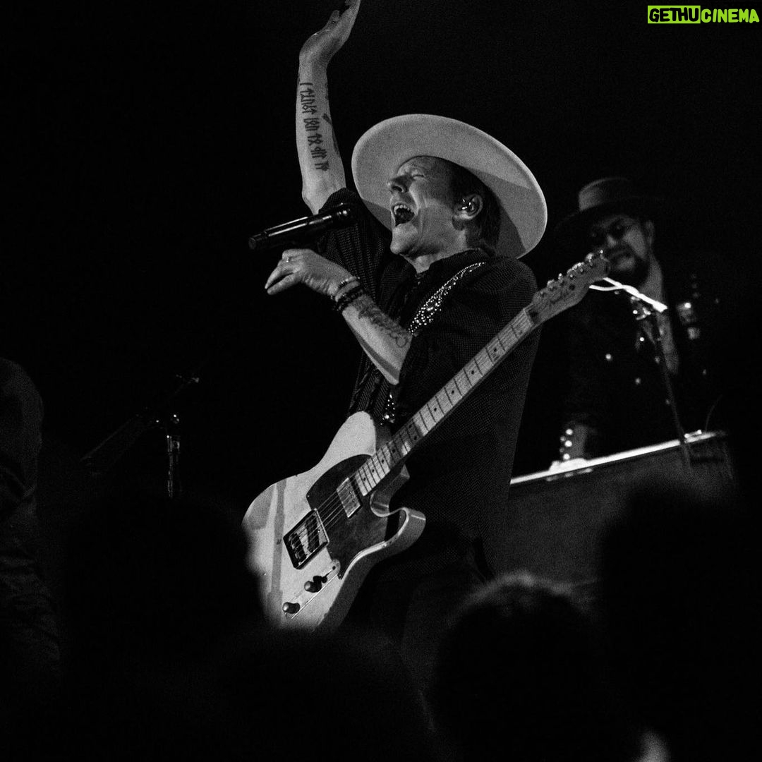 Kiefer Sutherland - 6.8K Likes - The Austin audience was amazing! What a pleasure. Next stop Spring TX @doseydoecoffee
