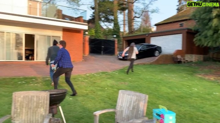 Kiefer Sutherland Instagram - Easter egg hunting with the band on the Thames... priceless...