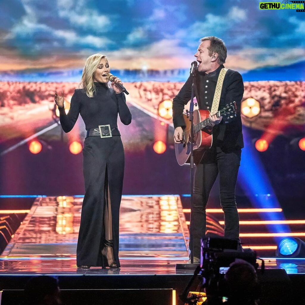 Kiefer Sutherland Instagram - I had the honour to duet with @helenefischer for the single Open Road. Shown tonight on the Helene Fischer show in Germany. Austria and Switzerland. Performance time around 11pm CET. Live link in Stories. #merrychristmas