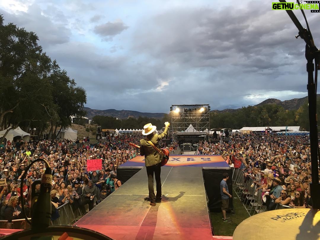 Kiefer Sutherland Instagram - Thanks to @dierksbentley and all @sevenpeaksfest We had a blast! 📸 @jesscalcaterra