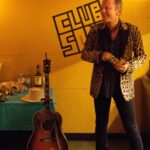 Kiefer Sutherland Instagram - Always important to have the essentials backstage; whiskey, water and gummi bears of course! 📷 Beth Elliott