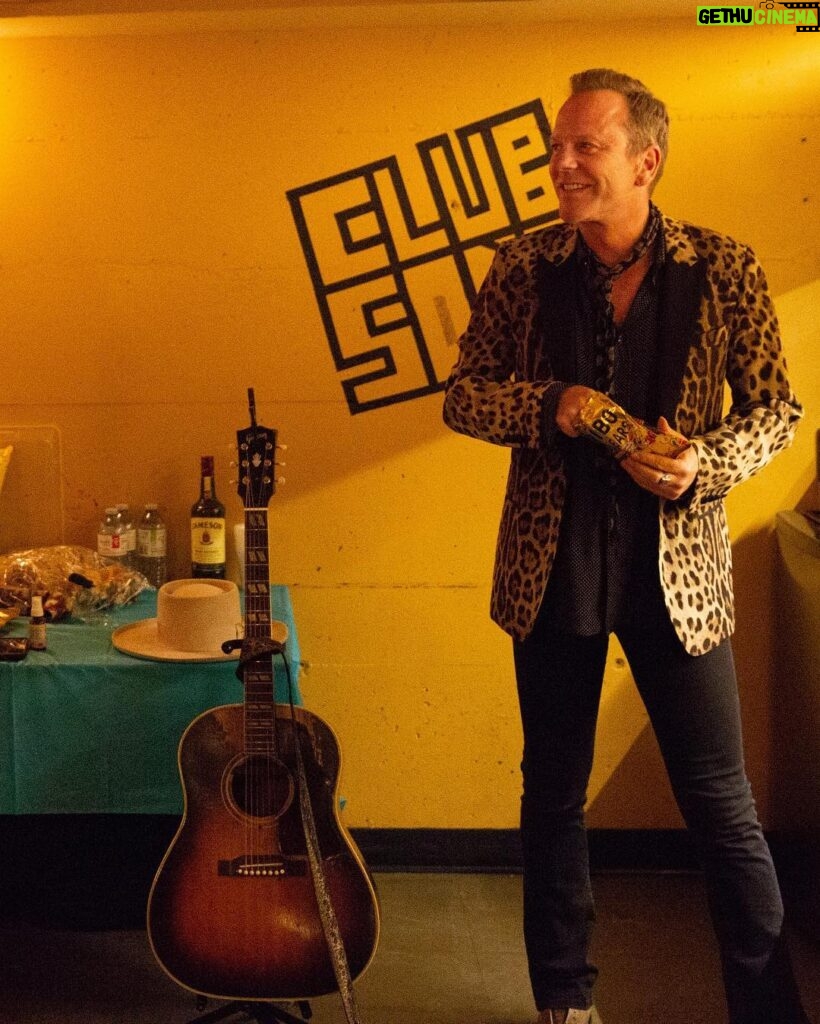 Kiefer Sutherland Instagram - Always important to have the essentials backstage; whiskey, water and gummi bears of course! 📷 Beth Elliott