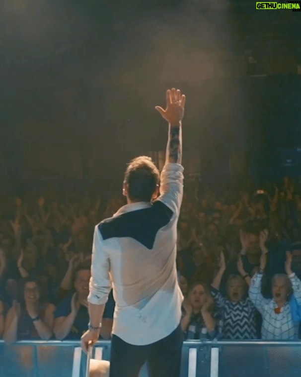 Kiefer Sutherland Instagram - @kiefersutherland kommt im Oktober 2022 zurück auf Deutschland-Tour! Wer den Country- & Americana-Musiker live erleben möchte, sollte sich beeilen & ein Ticket bei @myticket_de oder @eventimgermany sichern. Präsentiert von: @rollingstone_de & @kulturnews.de #KieferSutherland #ChasingTheRain #ChasingTheRainTour #Americana #Country #CountryMusic #RollingStone #Kulturnews #wizpro