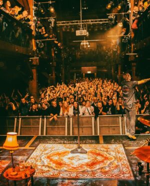 Kiefer Sutherland Instagram - Playing our last show in Germany tonight. Special thanks to the fans who’ve come out. You’ve been amazing to play for. On our way to France, the Netherlands and the UK. Can’t wait!